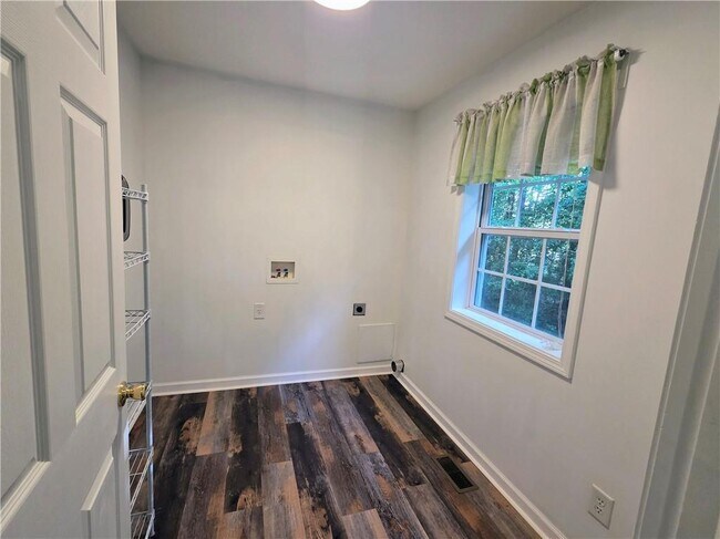 Building Photo - 3060 Glen Wallace Dr