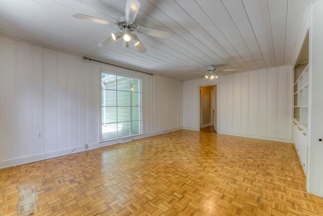 Building Photo - Beautiful 3 bed/3 full baths PLUS flex spa...