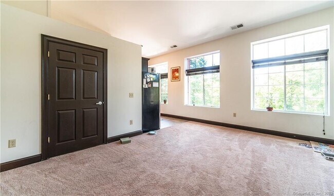 Building Photo - 10 Summit St