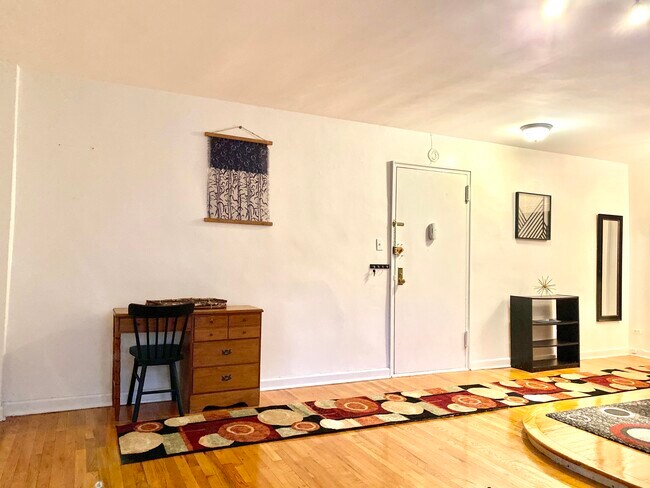 Living Room/Entrance - 14105 Pershing Cres