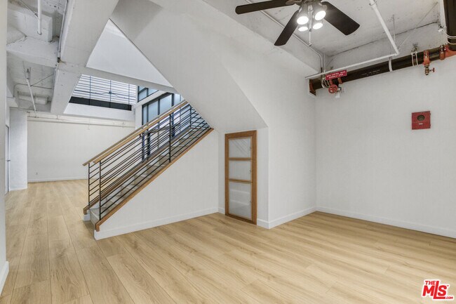 Building Photo - 330 W 11th St