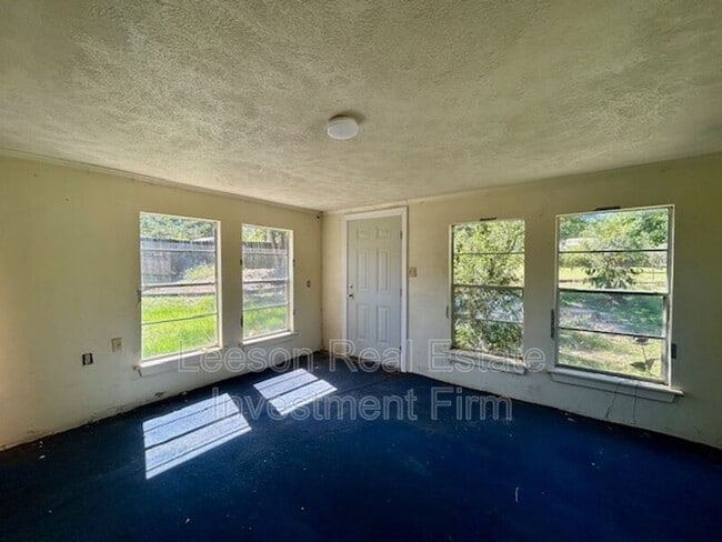 Building Photo - 302 Avenida Dr