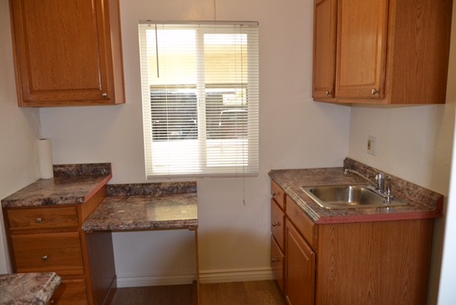 sink/desk/window - 4535 Saturn St