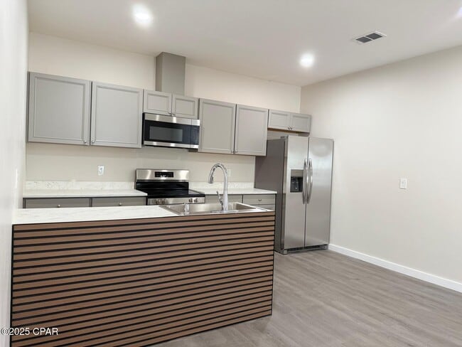 Building Photo - 2913 E 5th Ct