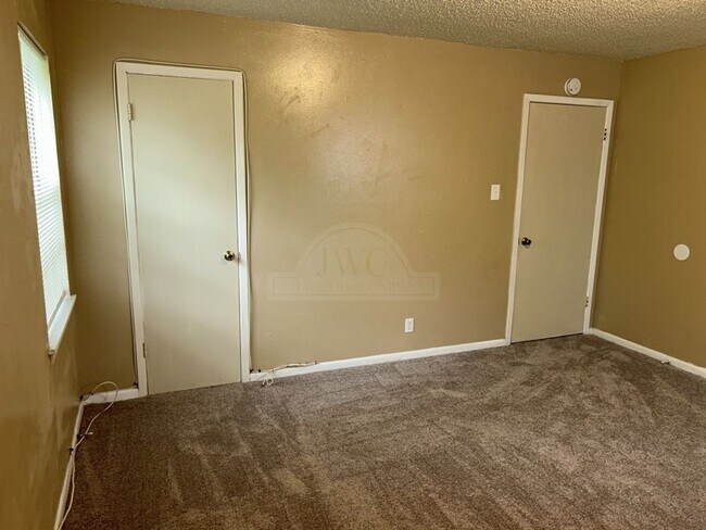 Building Photo - 1302 Becker Dr