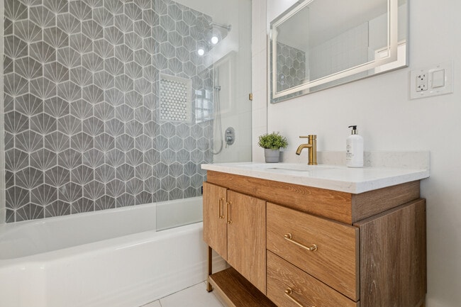 Building Photo - 10454 S Claremont Ave