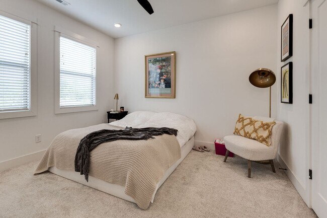 Building Photo - Great modern HPR with garage and view of t...