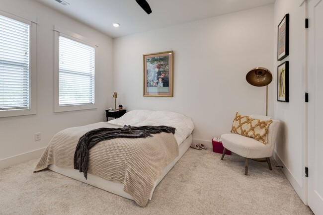 Building Photo - Great modern HPR with garage and view of the river!