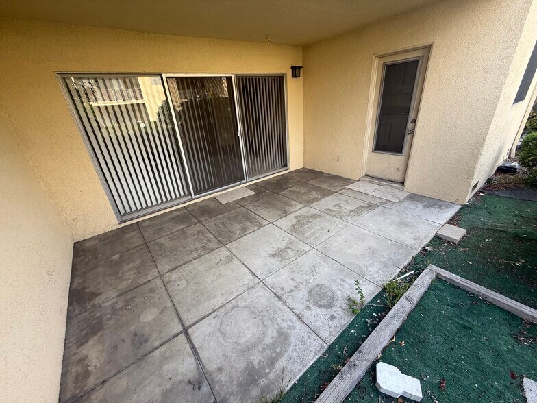 Patio - 1148 W Huntington Dr