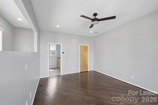 Building Photo - 919 Westbrook Dr