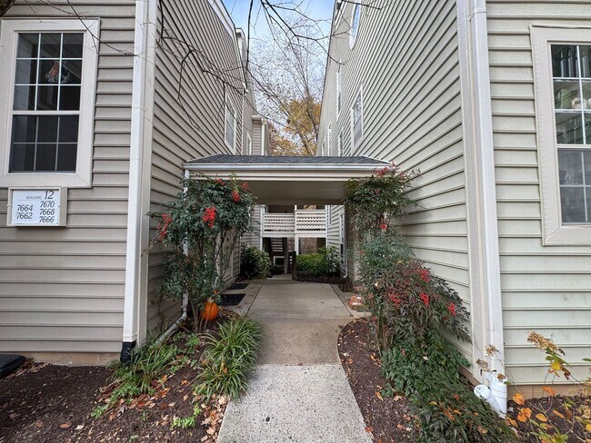 Building Photo - Sun-filled And Spacious 2 Bed 2 Bath Condo...