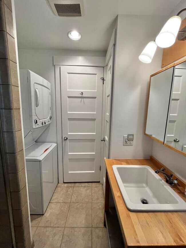 Building Photo - Pristine Historic Fort Ward Townhome on Bainbridge Island