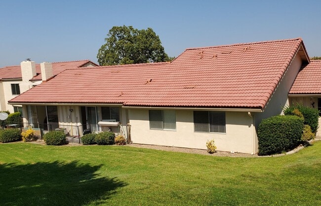 Building Photo - Spacious condo 55+ move in ready