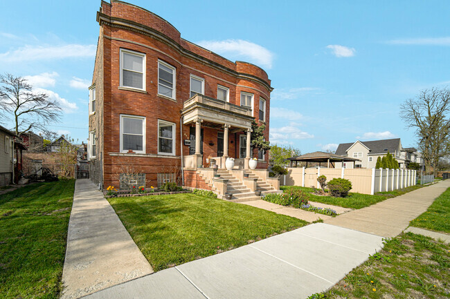 Primary Photo - 448 W Englewood Ave