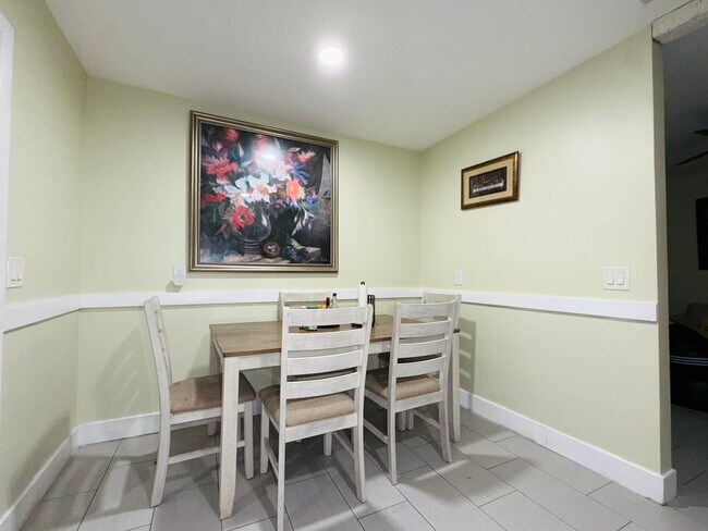 Building Photo - 2615 N Beaumont Ave