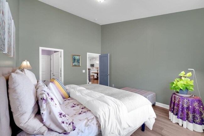 Building Photo - Beautiful Fully Furnished.