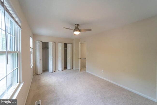 Building Photo - 2055 Pilgrim Dr