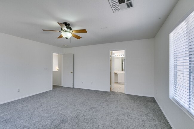 Building Photo - Spacious 4 Bedroom 2.5 Bathroom Home with Covered Patio & Large Backyard