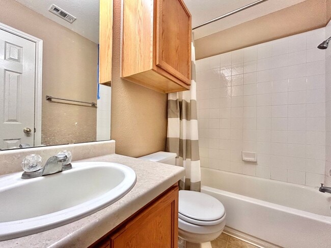 Building Photo - Nice 3BR/2.5BA Two-Story Home with 3-Car G...