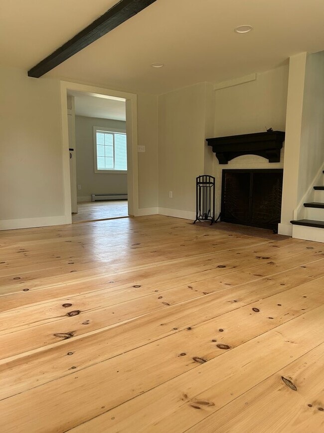 Building Photo - Beautiful renovated 5 bedroom 2.5 bath sin...