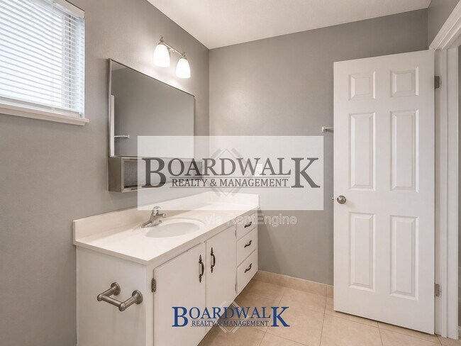 Building Photo - 572 400 N