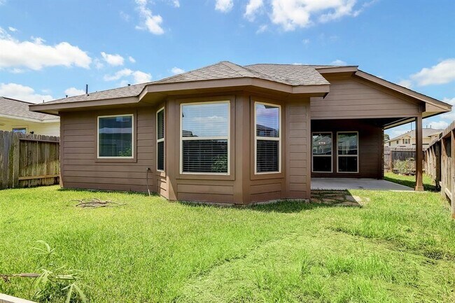 Building Photo - 15718 Whispering Green Dr