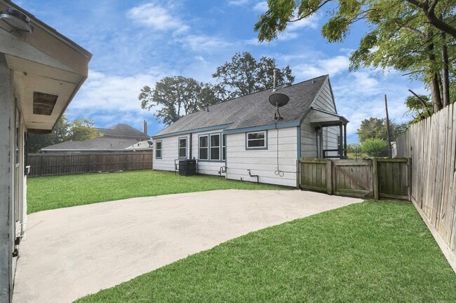 Building Photo - 3911 Anita St