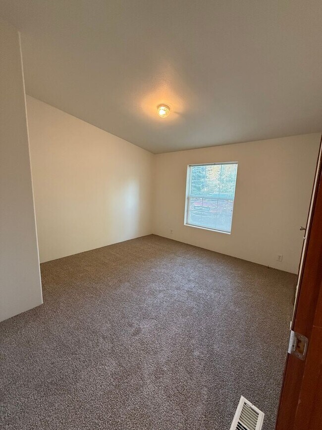 Building Photo - SPIRIT LAKE HOME (P#440)