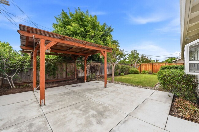 Building Photo - Move-In Ready Blossom Hill Gem – New Bathrooms and many upgrades!