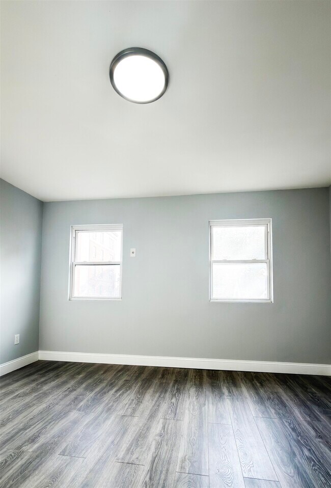 Building Photo - 552 38th St