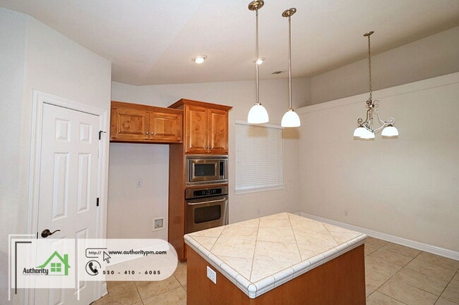 Building Photo - 618 Casa Buena St
