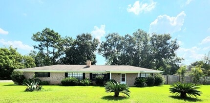 Building Photo - 716 N Cedar St