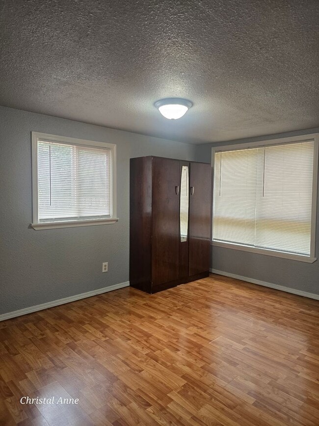 Building Photo - 2 bedroom outside of town!