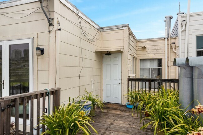 Building Photo - Remodeled pet friendly 1BR w/ shared roof deck, new kitchen, laundry