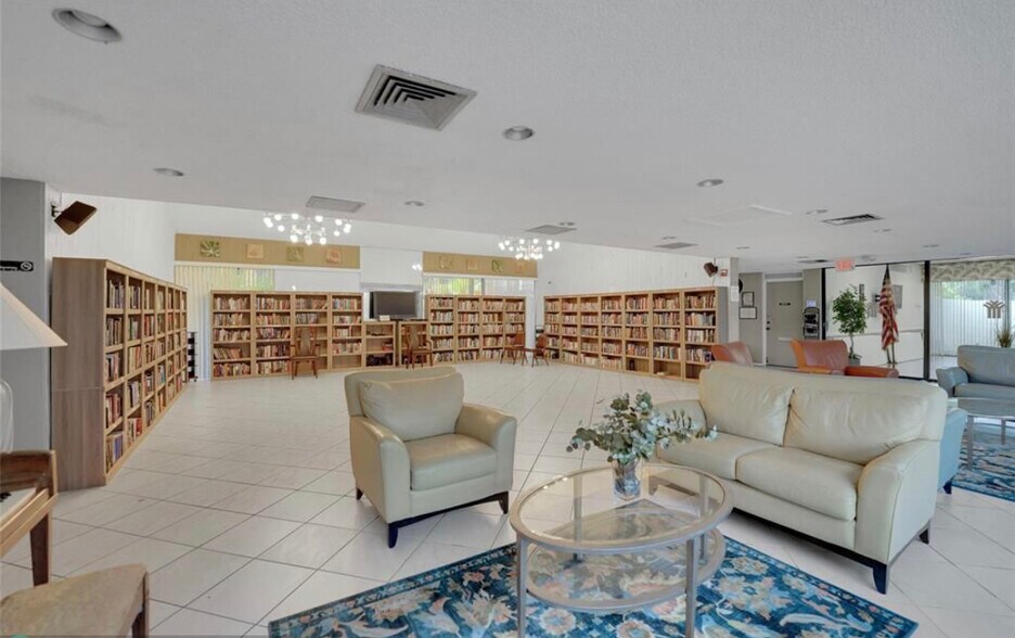 Building Photo - 2104 S Cypress Bend Dr