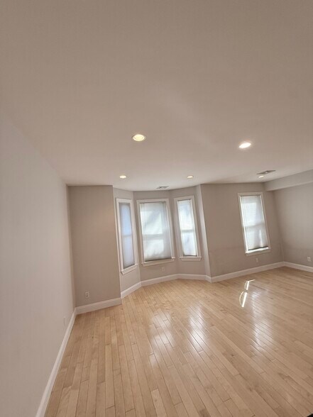 Building Photo - 209 Harvard St