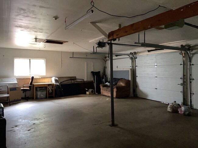 Building Photo - STUDENTS WELCOME! Sprawling 6 Bed / 3 Bath Home Near College and Drake