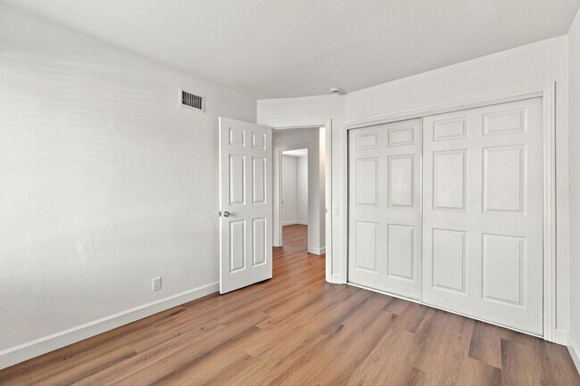 Building Photo - 560 Glenburry Way