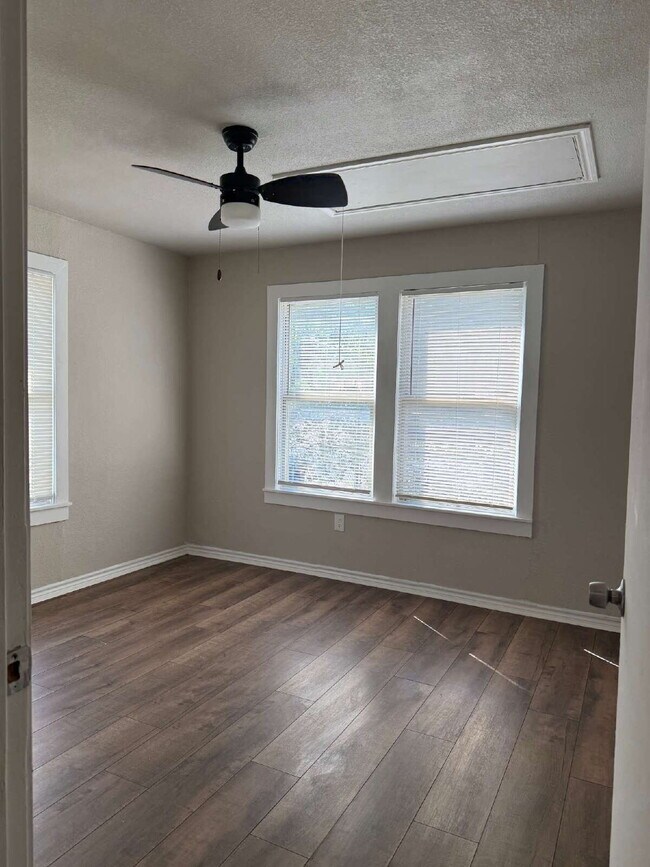 Building Photo - Gorgeous 4 Bed/1 Bath in the Hot Wells Neighborhood