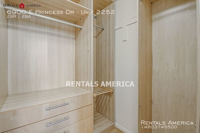 Building Photo - Beautiful Condo in Larronata