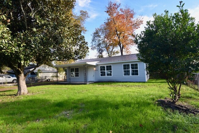 Building Photo - Recently Renovated 3 Bedroom House - Section 8 Welcome