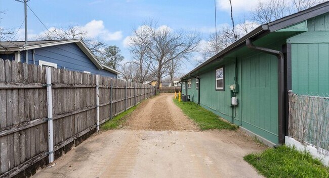 Building Photo - 1118 Ebert Ave