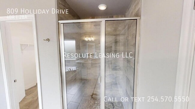 Building Photo - 809 Holliday Dr