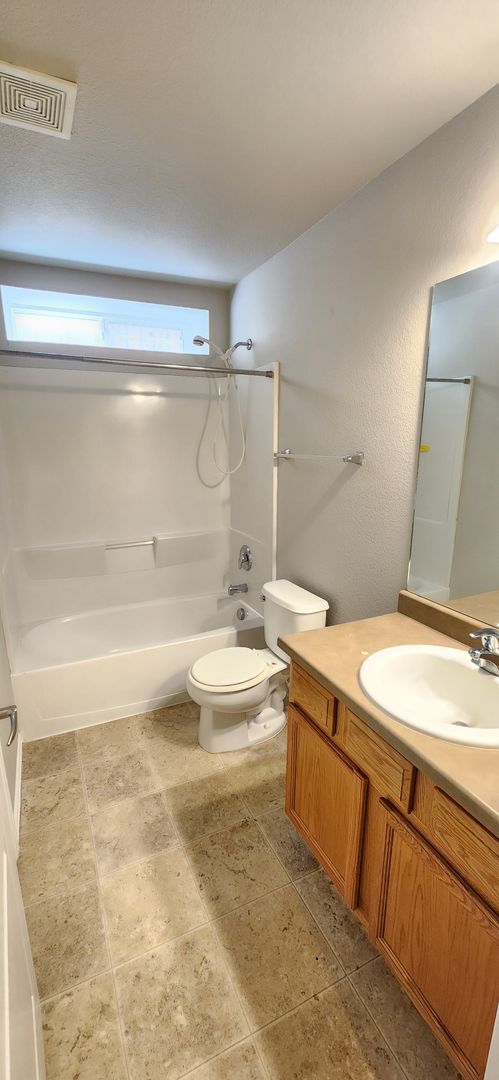 Building Photo - Open Concept 4 Bedroom Home with 9ft Ceili...