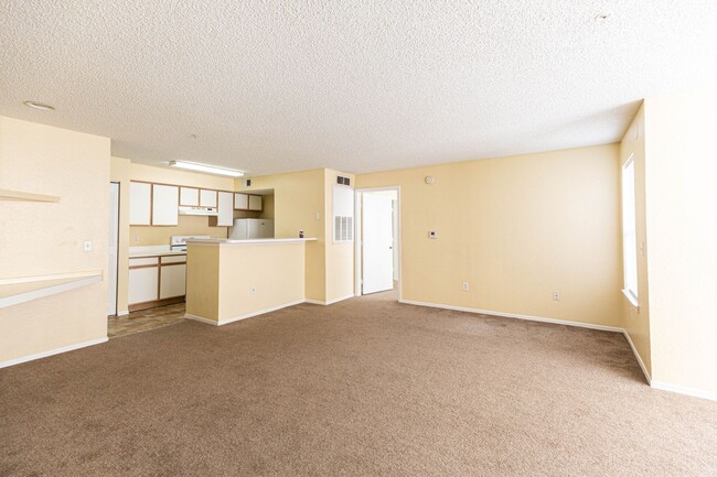 Building Photo - Two bedroom, two bathroom condo near 192 a...