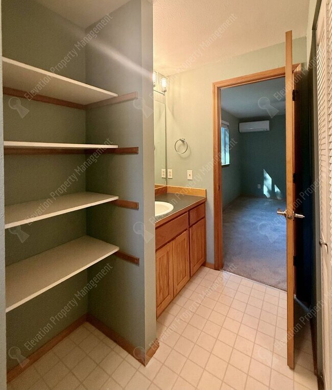 Building Photo - Single-Level Living in a Prime NE Bend Location