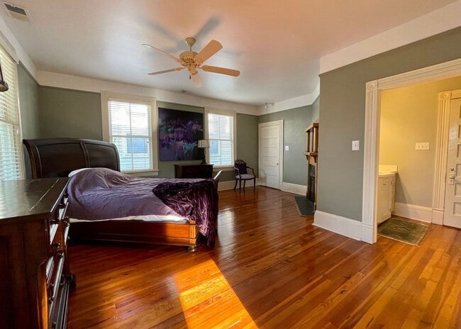 Building Photo - Available for lease May-September 2026. Stunning Fully-Furnished 3 BR/2.5 BA Available in the Hea...