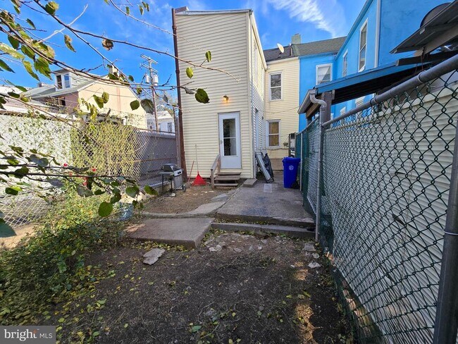 Building Photo - 330 Moss St