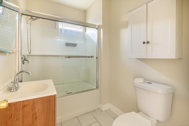 Building Photo - 25 Hunting St