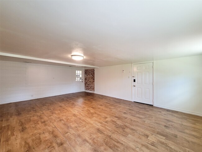 Building Photo - 2115 Forest Oaks Dr
